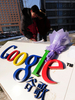北京（Beijing）・グーグル・チャイナ（Google China）のオフィス前にグーグルの支持者が置いた花束（2010年1月14日撮影）。(c)AFP/Frederic J. BROWN