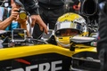 2019年のF1中国GPで、テストドライバーとしてルノーのマシンに乗った周冠宇（2019年4月13日撮影）。(c)STR/ AFP