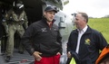巨大地震の救助活動に参加し、災害現場でジョン・キー首相と話し合うラグビー元ニュージーランド代表のリッチー・マッコウ氏（2016年11月14日撮影）。(c)AFP/MARK MITCHELL