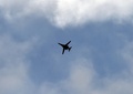 シリア北部のアインアルアラブ（Ain al-Arab、クルド名：コバニ、Kobane）上空を飛行する米軍の爆撃機（2014年10月16日撮影）。(c)AFP/ARIS MESSINIS