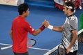 全豪オープンテニス、男子シングルス4回戦。試合後、握手を交わす錦織圭とロジャー・フェデラー（2017年1月22日撮影）。(c)AFP/WILLIAM WEST