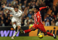 09-10スペイン1部リーグ第13節、レアル・マドリード（%%Real Madrid%%）対アルメリア（%%UD Almeria%%）。試合はレアル・マドリードが4-2で勝利した。写真は後半29分に得点を挙げるレアル・マドリードのゴンサロ・イグアイン（%%Gonzalo Higuain%%、左）。（2009年12月5日撮影）(c)AFP/PEDRO ARMESTRE