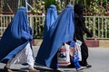 アフガニスタンの首都カブールを歩く女性ら（2021年9月1日撮影）。(c) Aamir QURESHI / AFP