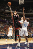 13-14NBA、シャーロット・ボブキャッツ（Charlotte Bobcats）対マイアミ・ヒート（Miami Heat）。シャーロット・ボブキャッツのアンソニー・トリバー（Anthony Tolliver、右）の上から得点を狙うマイアミ・ヒートのクリス・アンダーソン（Anthony Tolliver、2013年11月16日撮影）。(c)AFP/Getty Images/NBAE/Kent Smith