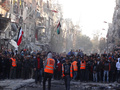 シリア首都ダマスカス（Damascus）のヤルムーク（Yarmuk）・パレスチナ人難民キャンプで、食糧の配給を受けるために集まる住民ら（2014年2月1日撮影、同2日提供）。(c)AFP/HO/UNRWA