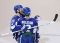 写真は、得点を挙げてチームメイトのビル・ゲーリン（%%Bill Guerin%%）から祝福されるロルストン。(c)AFP/Getty Images Bruce Bennett