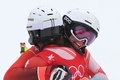 北京冬季五輪、アルペンスキー女子複合。競技後に抱き合うスイス勢のウェンディー・ホルドナー（手前）とミシェル・ギザン（2022年2月17日撮影）。(c) Dimitar DILKOFF / AFP