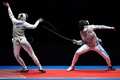 リオデジャネイロ五輪、フェンシング女子フルーレ個人決勝。競技に臨むイタリアのエリーザ・ディフランチェスカ（右）とロシアのインナ・デリグラソワ（2016年8月10日撮影）。(c)AFP/Fabrice COFFRINI