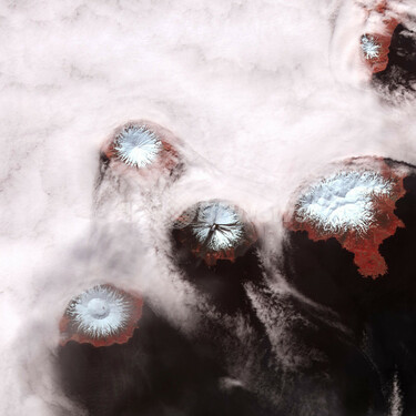 噴煙上げるアリューシャン列島の活火山、NASA画像 写真1枚 国際