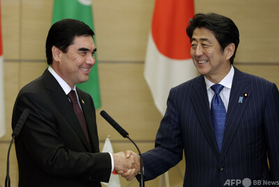 トルクメニスタン、安倍前首相にメダル 在任中に経済協力