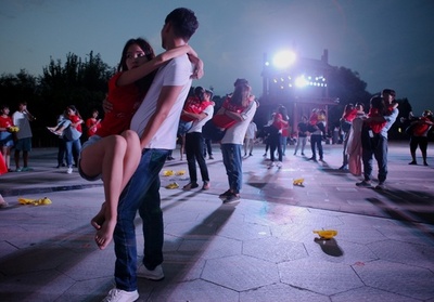 愛はどれだけ持ちこたえるか？　旧暦の七夕に77組のカップルが「お姫様抱っこ」耐久戦