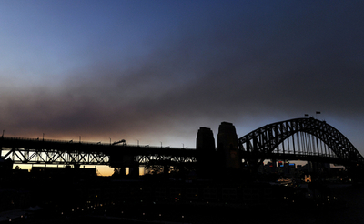 野焼きの煙が市街地に流入、豪シドニー