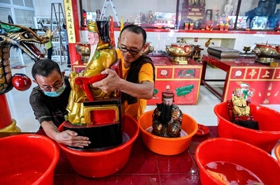 【今日の1枚】尊い像も沐浴 インドネシア