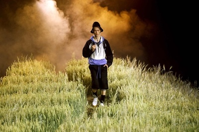 草原を背景に新作、「アミ アレクサンドル マテュッシ」19年春夏メンズ