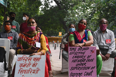 女性を集団レイプしてさらし者に、11人逮捕 インド