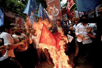 反中デモの韓国人誤襲撃、「目が細いから」と擁護 トルコ野党党首