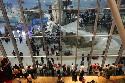 ドバイも雪化粧？クリスマス一色の屋内スノーパーク