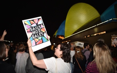 シドニー・オペラハウスに競馬広告投影、反対派の主張通らず