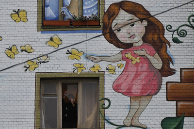 【今日の1枚】空襲から一夜、割れた窓から望む ウクライナ