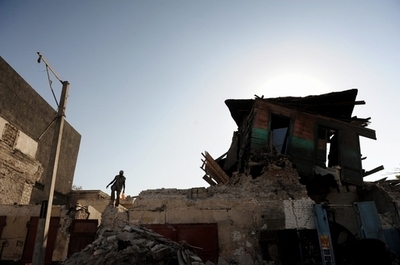 27日間がれきの下に？衰弱した男性が病院に運び込まれる ハイチ