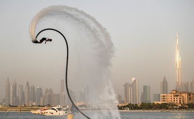 世界一高く飛べ ドバイでウオータースポーツ・フェスティバル開幕