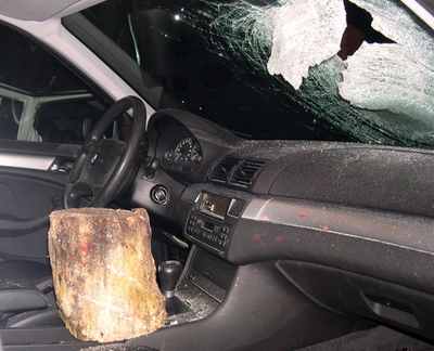 ドイツ、走行中の車両に6キロの木材、1人死亡