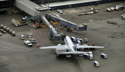 カナダ旅客機、脅迫で緊急着陸 避難の際に乗客6人負傷