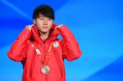 森重航に銅メダル授与 スピードスケート男子500m、北京冬季五輪