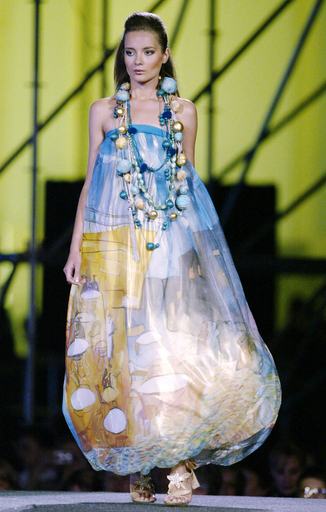 ルーマニアでイタリア発オートクチュールショー、Doina Levintaら新作を発表