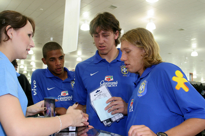 ＜サッカー 07南米ユース選手権＞ブラジル代表 市内にショッピングに訪れる - パラグアイ