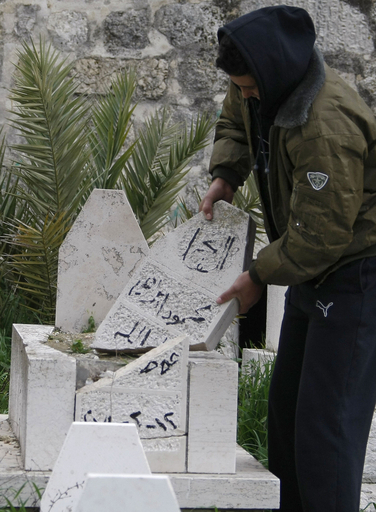 パレスチナ人墓地で墓石が壊される、ヨルダン川西岸