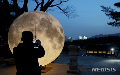 秋夕連休…昌慶宮に丸い満月「願い事を」 – KOREA WAVE