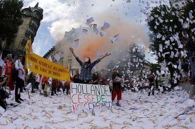 たばこ無地包装に異議あり！仏パリで紙まき散らしデモ
