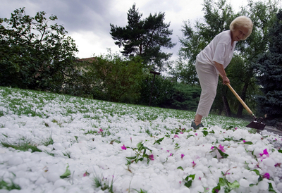鶏卵サイズのひょうに大わらわ、スイス