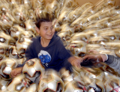 ベッドに自分をのり付け、メキシコ人少年の「学校さぼり作戦」