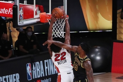 土壇場のヒートがレイカーズに競り勝つ、NBA制覇へ望みつなぐ 