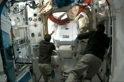 ISSの星出さんら2飛行士、前週に続き船外活動 電力装置を交換