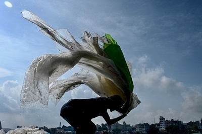 【今日の1枚】プラ袋、乾かして再利用 バングラデシュ