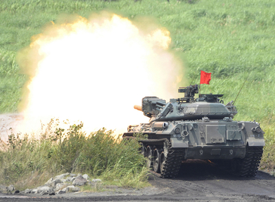 陸上自衛隊が東富士演習場で射撃訓練、静岡