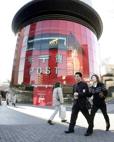 年賀状受け付け開始、都内に巨大ポスト出現