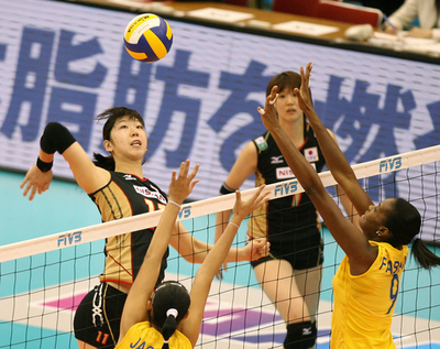 日本 ブラジルに敗れ6勝5敗の7位で大会を終える