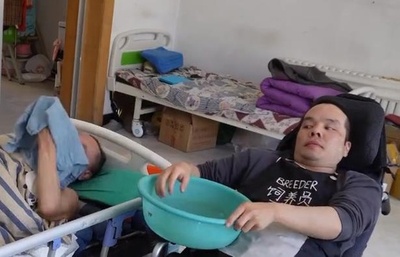 一人で父親の看病をする障害のある男性、初の人工関節置換手術が成功