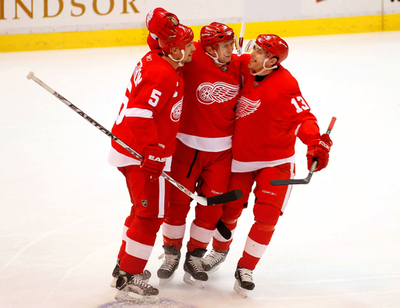 レッドウィングス スターズを下し西カンファレンス決勝戦の初戦を飾る