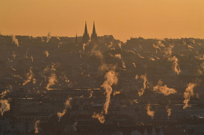 【今日の1枚】氷点下の朝、映える煙突の煙 チェコ