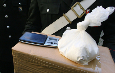 コカインをワインボトルに入れて持ち込み、失敗