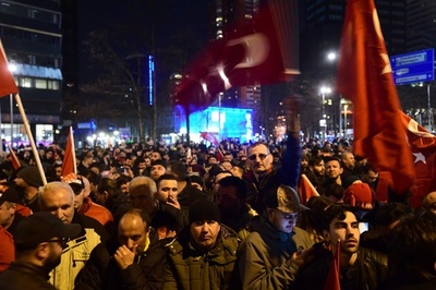 トルコ外相訪問拒否への抗議デモ、オランダ・ロッテルダム