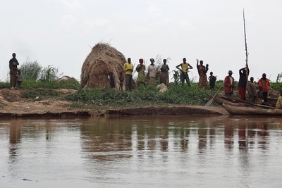 湖に次々浮かぶ腐乱遺体、四肢を縛られ袋詰め アフリカ中部