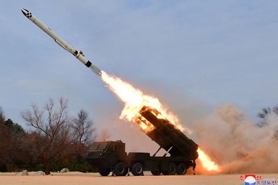 北朝鮮、日本海に弾道ミサイル2発発射