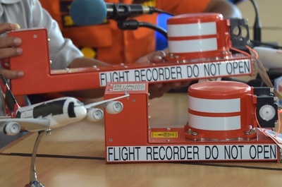 墜落エアアジア機の胴体部分を発見か