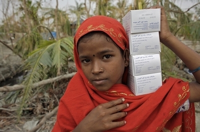 バングラデシュ緊急支援　第八報「困難な状況の中、必死に歩みを進めるサイクロン被災者たち」【UNICEF】